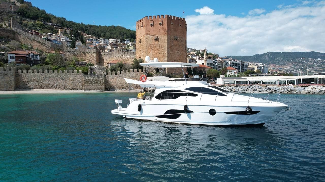 Alanya'da 4 Kabinli, 17 Metrelik Lüks 12 Kişilik Motoryat Kiralama - Yatta Doğum Günü