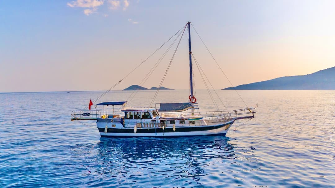 Kalkan'ın Turkuaz Sularında 20 Kişilik Standart 15 Metrelik Tekne ile Günlük Gezi, Yüzme ve Özel Davetler