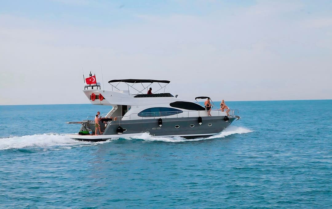 Antalya Merkezde 19 Metre Lüks Motoryat 'My King' ile 3 Kabinli 12 Kişilik Özel Gezi ve Mavi Yolculuk Keyfi