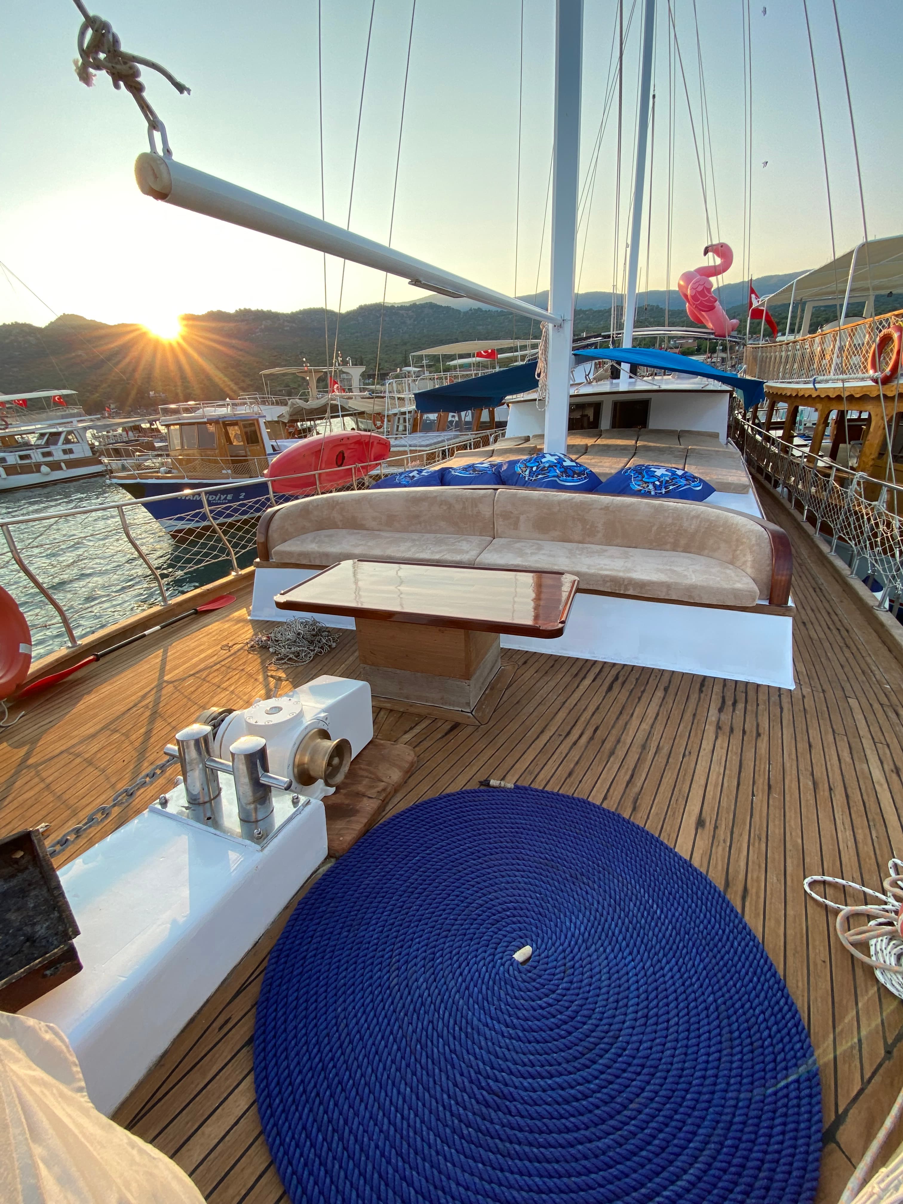 Antalya Merkezde 22 Metre Lüks Yat ile 6 Kabinli 12 Kişilik Özel Gezi ve Mavi Yolculuk Keyfi