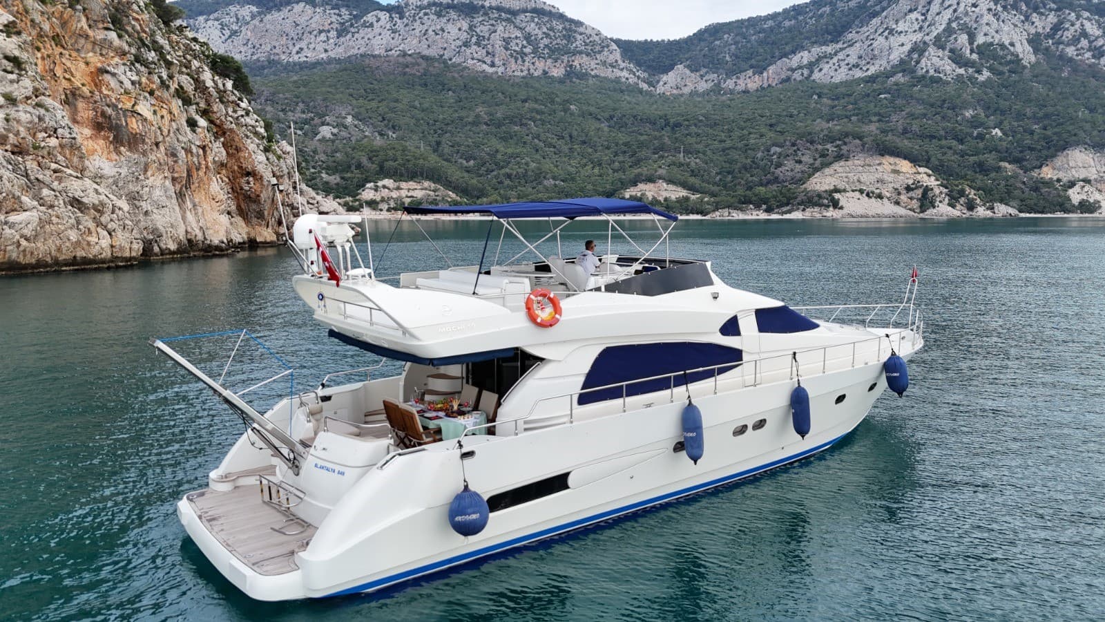 Antalya Merkezde 22 Metre Lüks Motoryat 'Andiamo' ile 3 Kabinli 20 Kişilik Özel Gezi ve Mavi Yolculuk Keyfi