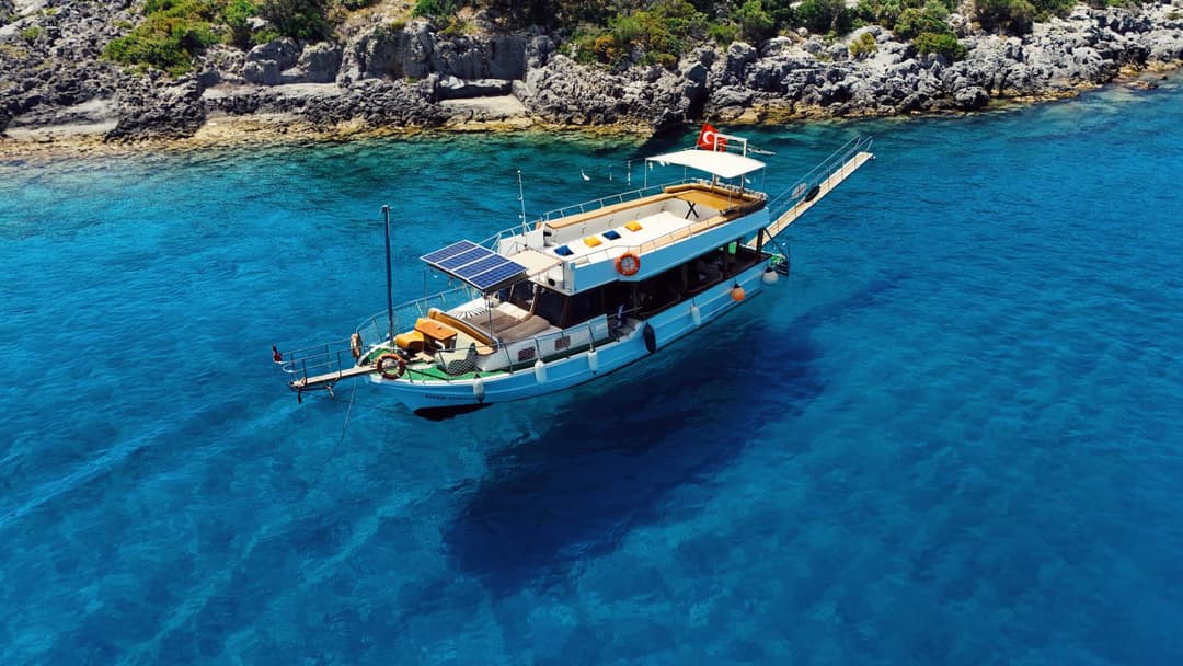 Fethiye'de 14 Metrelik Konforlu Tekne ile Gezi ve Yüzme Keyfi