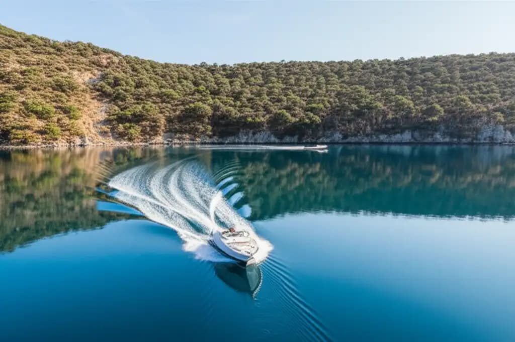 Hırsız Koyu (Urla): Rüzgarın Fısıltısı, Suyun Dansı