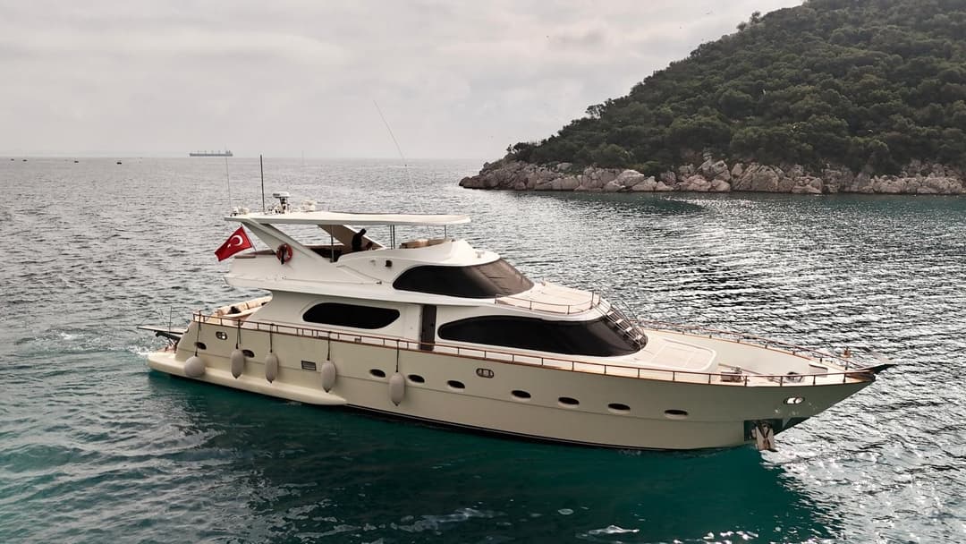 Antalya Merkezde 27 Metre Lüks Yat ile 3 Kabinli 12 Kişilik Özel Gezi ve Mavi Yolculuk Keyfi
