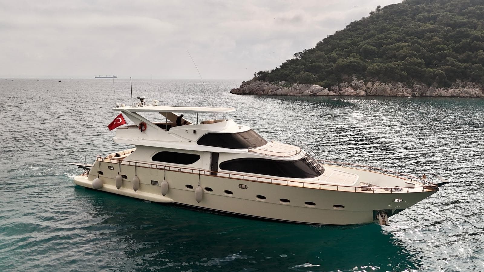Antalya Merkezde 27 Metre Lüks Yat ile 3 Kabinli 12 Kişilik Özel Gezi ve Mavi Yolculuk Keyfi
