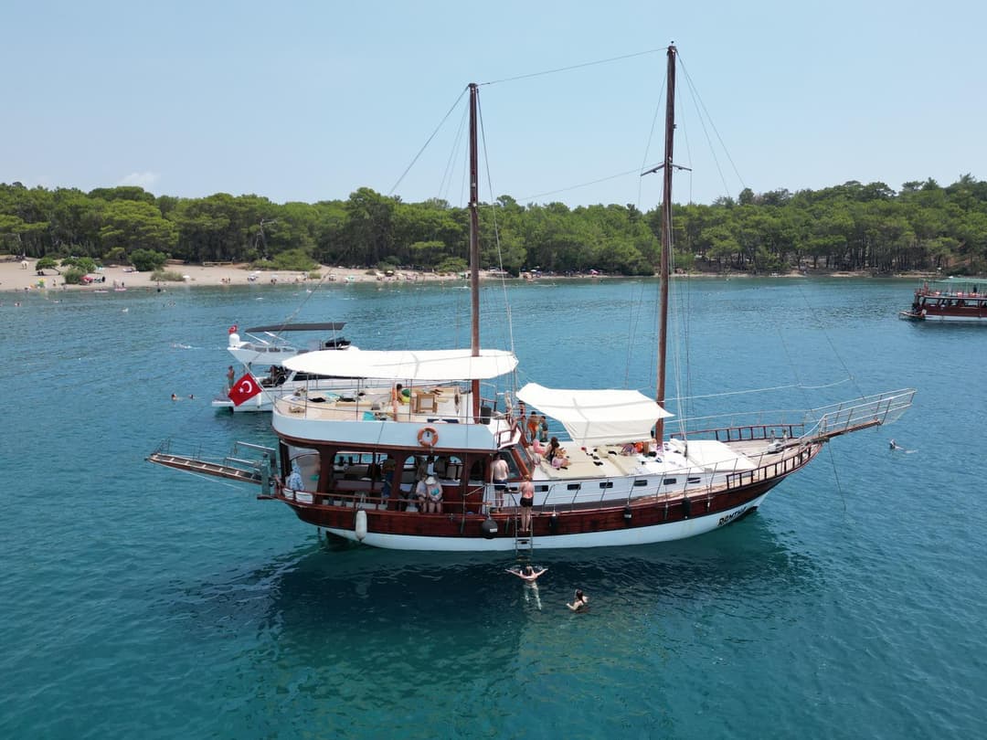 Aile ve Grup Etkinlikleri İçin Kemer’de Geniş Tekne Kiralama