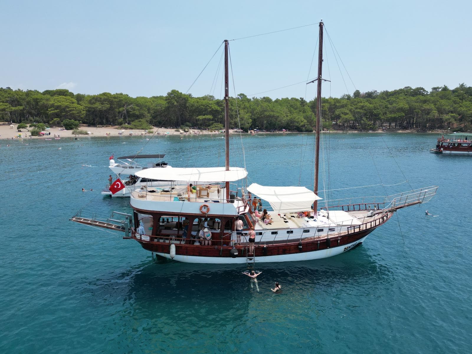 Aile ve Grup Etkinlikleri İçin Kemer’de Geniş Tekne Kiralama - Yatta Evlilik Yıldönümü