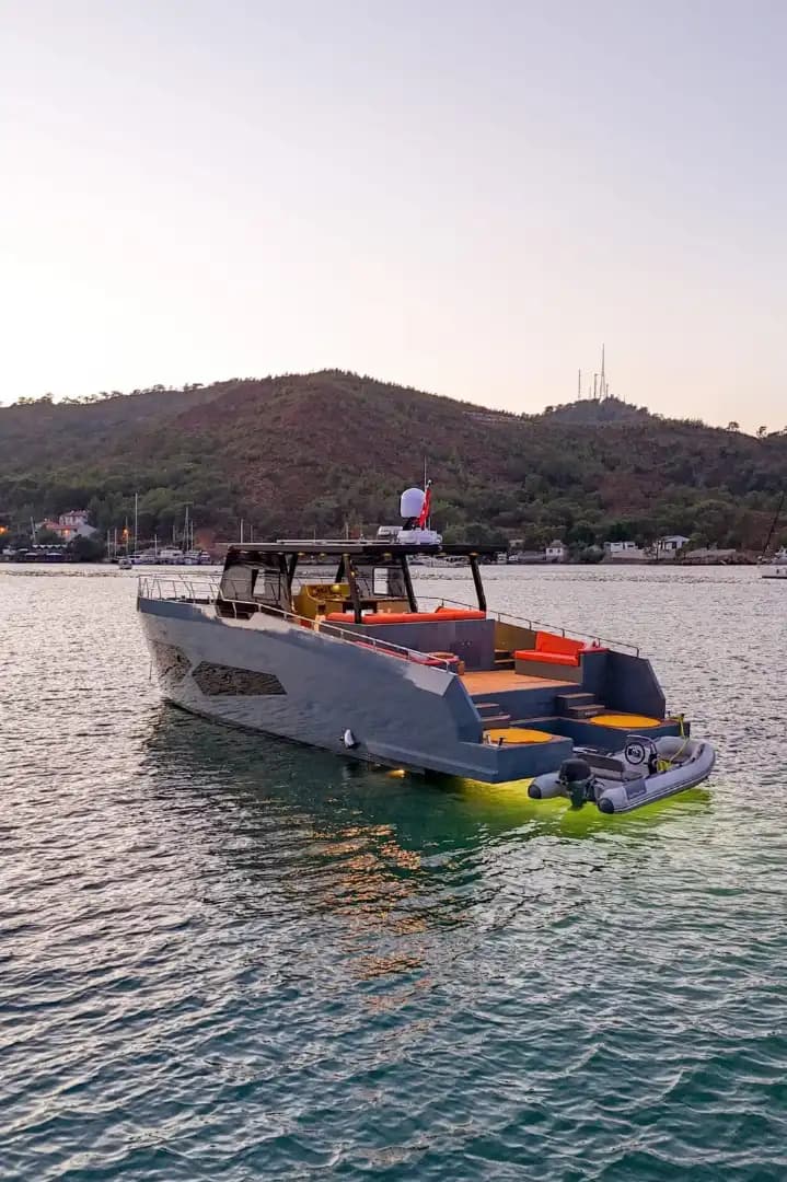 2 Kabinli Şık Motoryat – Özel Günleriniz İçin Mükemmel Seçim 11