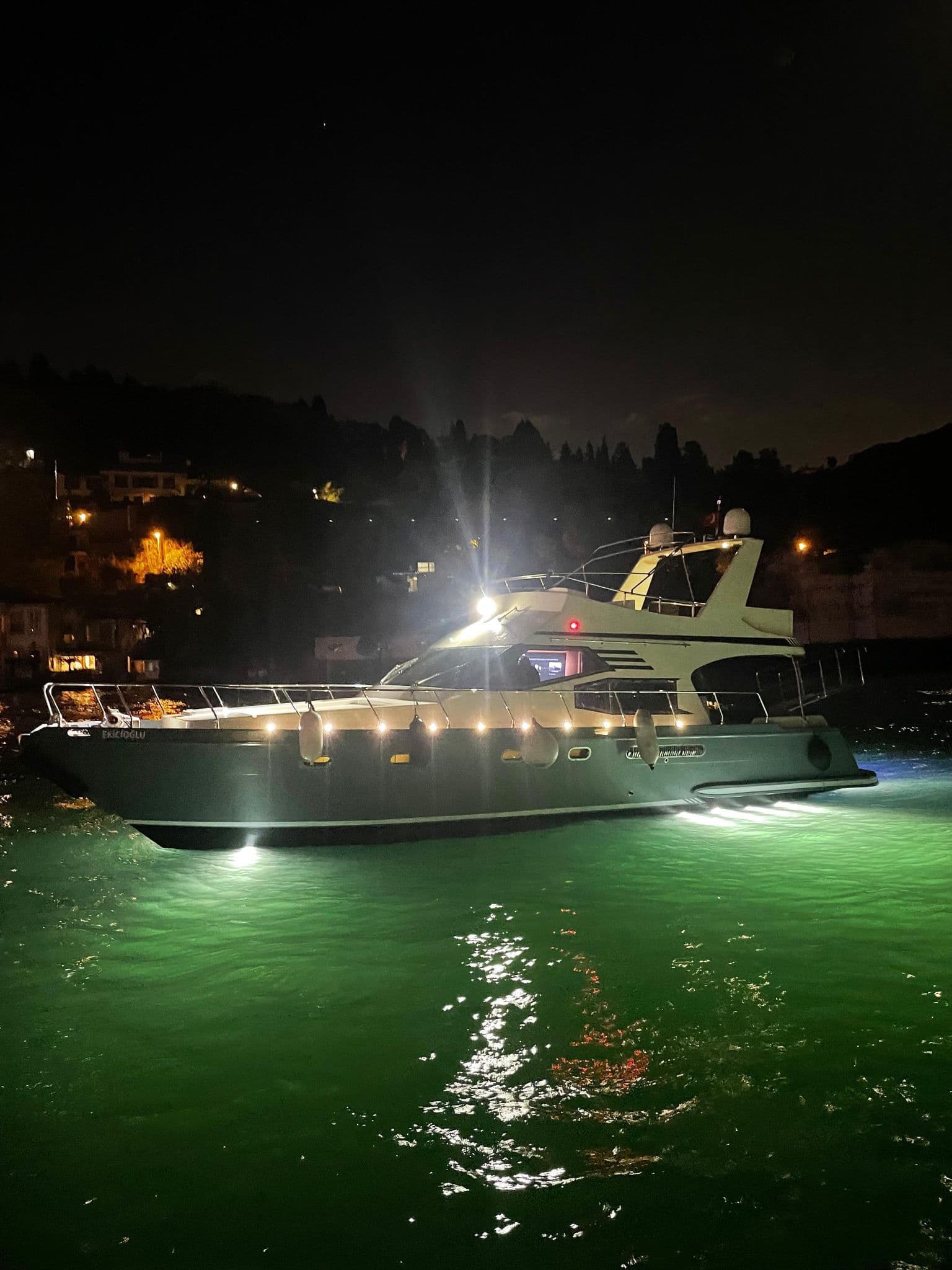 İş Toplantılarınızı Boğaz Manzarasında Gerçekleştirin Geniş ve Ferah Yat 4