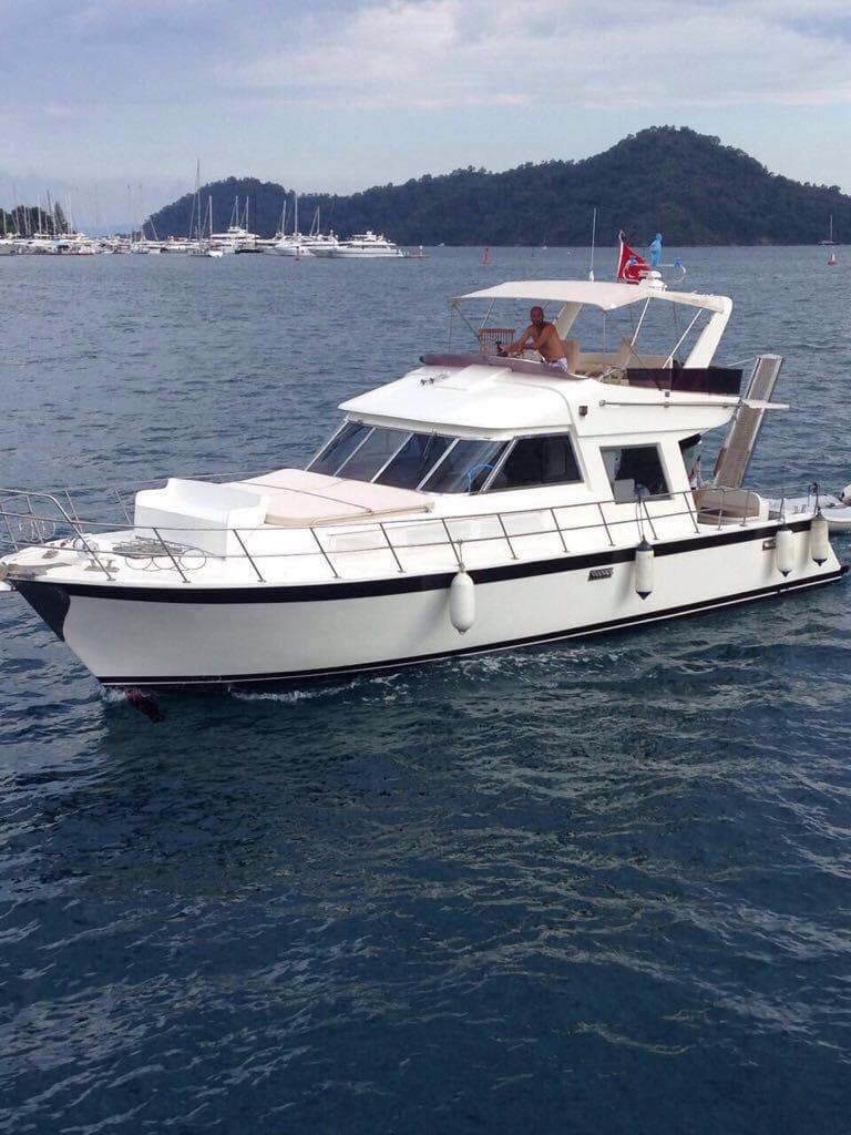Göcek'te Lüks 13m Motor Yat Kiralama (5 Kişi) | 2 Kabin, Eşsiz Gün Batımları, Mavi Yolculuk