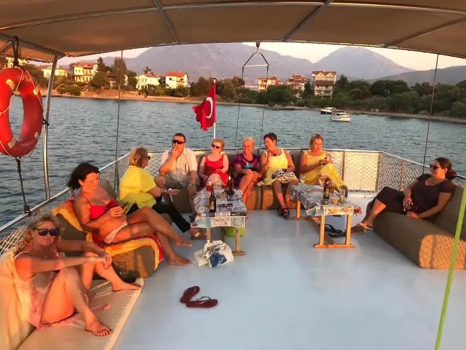 Fethiye’nin Turkuaz Sularında Saatlik ve Günlük Tekne Kiralama 8