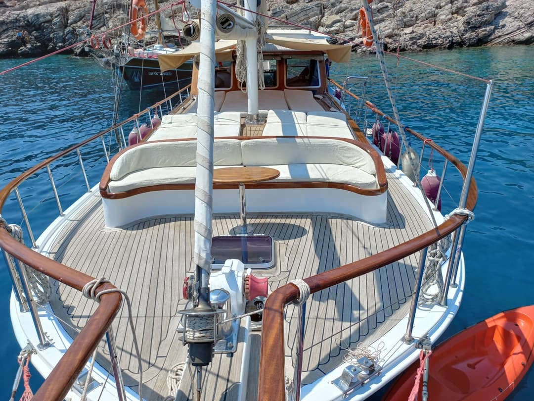 Bodrum'da 15 Metrelik Lüks Gulet ile 12 Kişilik Eşsiz Mavi Yolculuk Deneyimi
