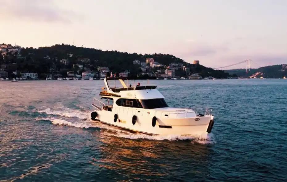 Bebek'te 12 Kişilik Lüks Yat ile Boğaz’da Keyifli Bir Gezinti
