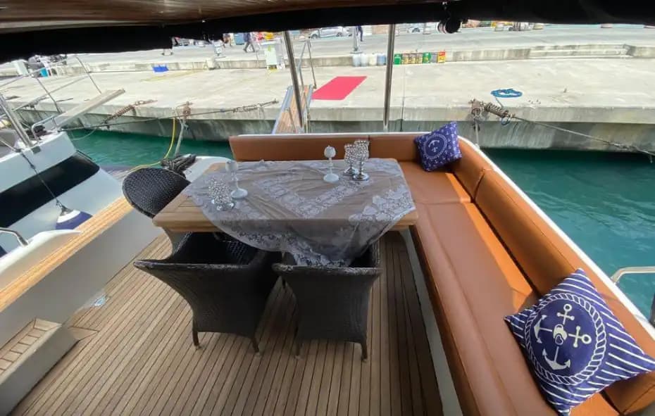 Bebek'te 12 Kişilik Lüks Yat ile Boğaz’da Keyifli Bir Gezinti
