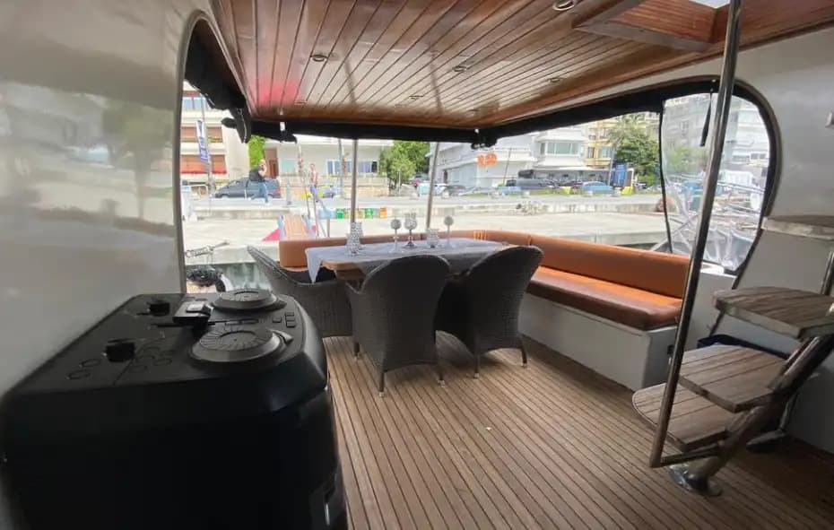 Bebek'te 12 Kişilik Lüks Yat ile Boğaz’da Keyifli Bir Gezinti