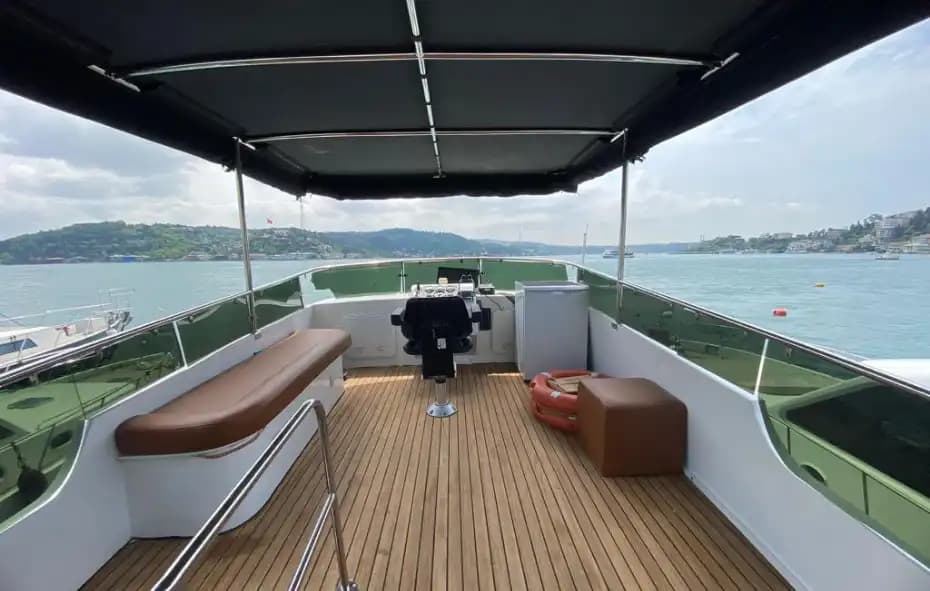 Bebek'te 12 Kişilik Lüks Yat ile Boğaz’da Keyifli Bir Gezinti