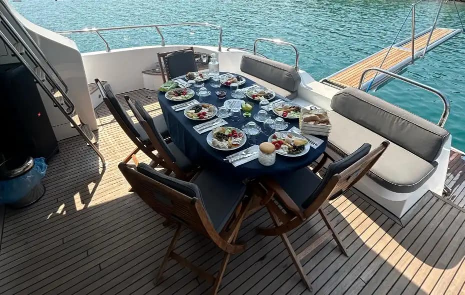 Bebek'te Azimut Motoryat ile Türk Rivieara'sını Konaklamalı veya Günübirlik Keşfedin 4
