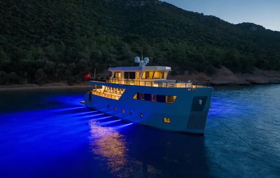 Bodrum’da Lüks Motoryat ile Konforlu Tatil: Özel Tasarım ve Benzersiz Deneyim - Yatta Kurumsal Toplantı