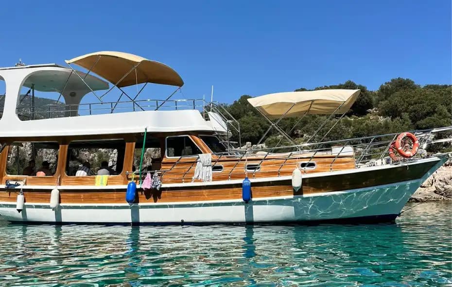 Kaş’ta Güneşin ve Denizin Tadını Çıkarabileceğiniz Ekonomik Tekne 2