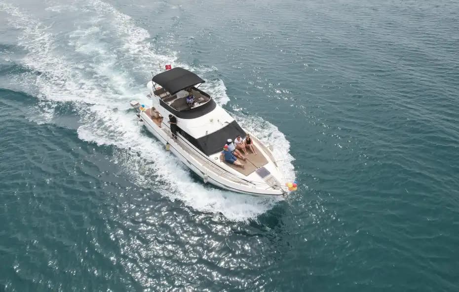 Antalya'da Euro Craft Marka Motoryat ile Özel Mavi Tur: 2 Kabinli, 14 Metrelik Keyifli Yolculuk