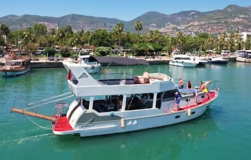 Alanya’da 15 Metre Uzunluğunda, Özel Yapım Geniş ve Konforlu Tekne