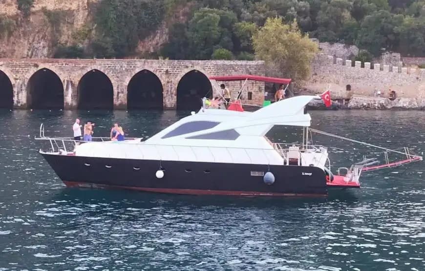 Alanya'da Akdeniz'in Eşsiz Koylarında Özel Yapım Tekne