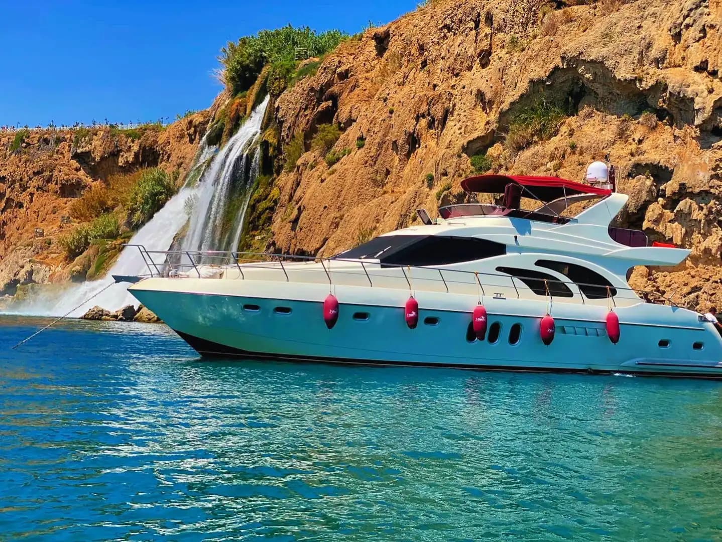 🌊 Alanya'da Gezi ve Yüzmeye Uygun 4 Kabinli Lüks Motoryat Kiralama - Yatta Kurumsal Toplantı