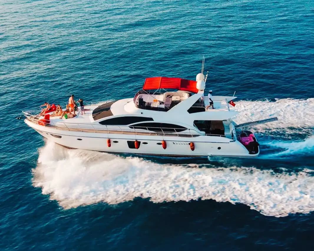 🌊 Alanya'da Gezi ve Yüzmeye Uygun 4 Kabinli Lüks Motoryat Kiralama 2