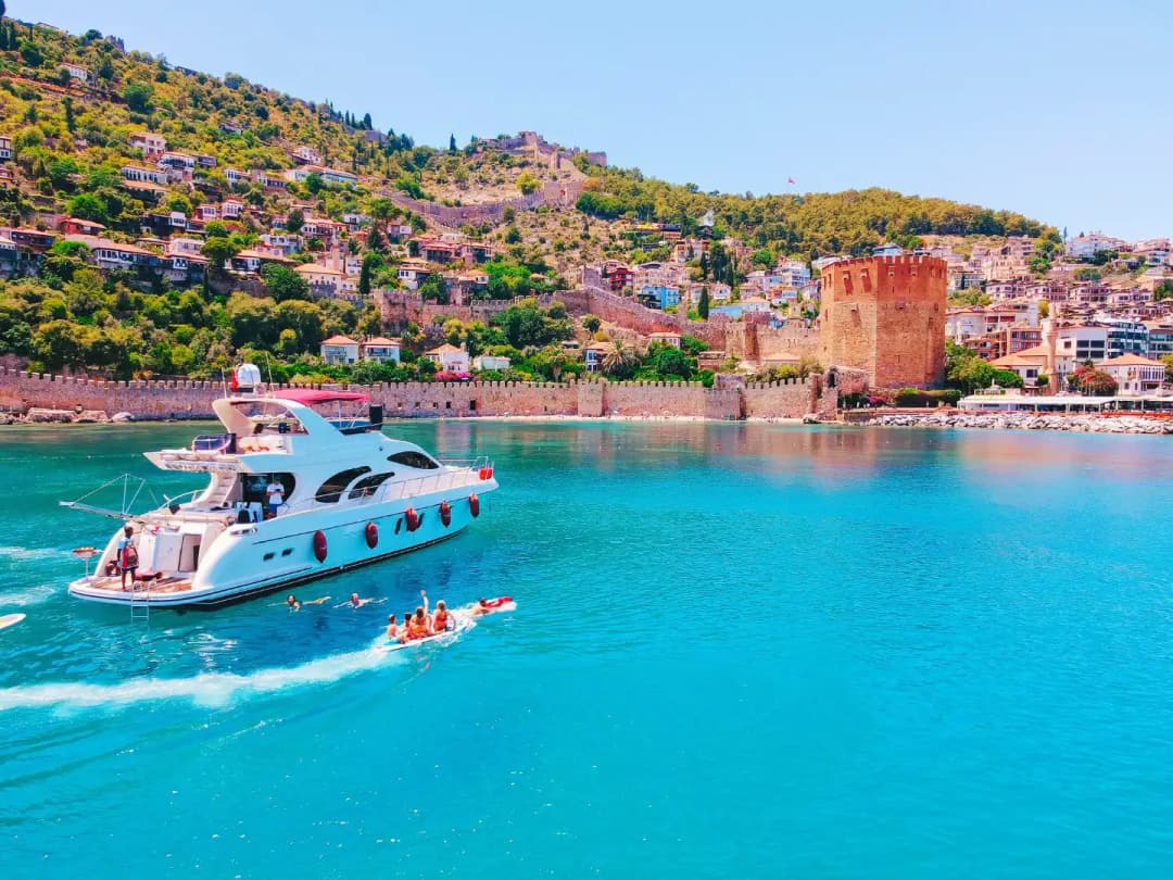 🌊 Alanya'da Gezi ve Yüzmeye Uygun 4 Kabinli Lüks Motoryat Kiralama