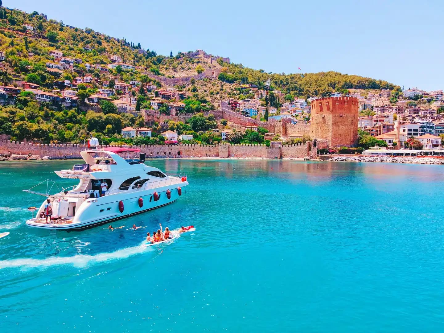 🌊 Alanya'da Gezi ve Yüzmeye Uygun 4 Kabinli Lüks Motoryat Kiralama 4