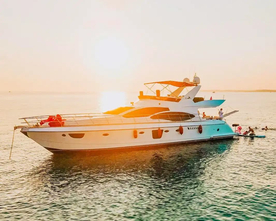 🌊 Alanya'da Gezi ve Yüzmeye Uygun 4 Kabinli Lüks Motoryat Kiralama