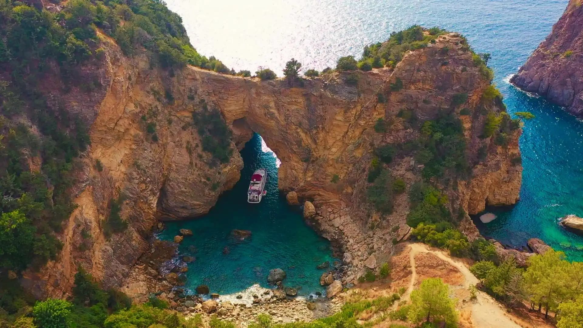 🌊 Alanya'da Gezi ve Yüzmeye Uygun 4 Kabinli Lüks Motoryat Kiralama 6