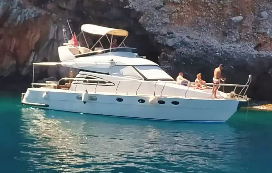 Alanya’nın Eşsiz Mavi Sularına Konforlu Yolculuk Sunan 12 Kişilik Kiralık Tekne