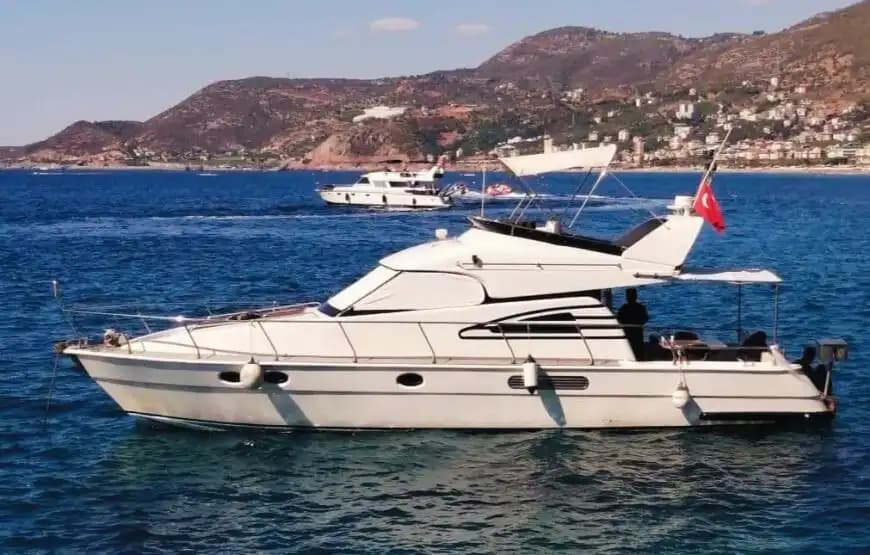 Alanya’nın Eşsiz Mavi Sularına Konforlu Yolculuk Sunan 12 Kişilik Kiralık Tekne