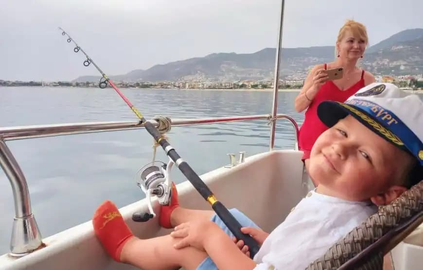 Alanya’nın Eşsiz Mavi Sularına Konforlu Yolculuk Sunan 12 Kişilik Kiralık Tekne