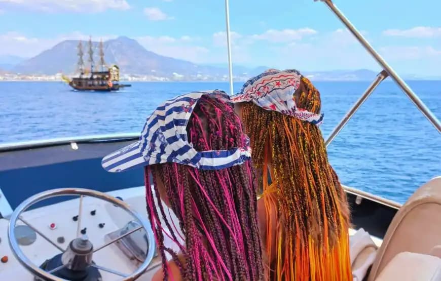 Alanya’nın Eşsiz Mavi Sularına Konforlu Yolculuk Sunan 12 Kişilik Kiralık Tekne