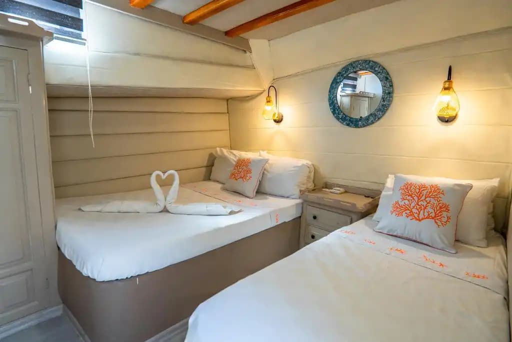 Bodrum'da 30m Ketch Gulet Kiralama | 9 Kabin 20 Kişilik Mavi Yolculuk 7