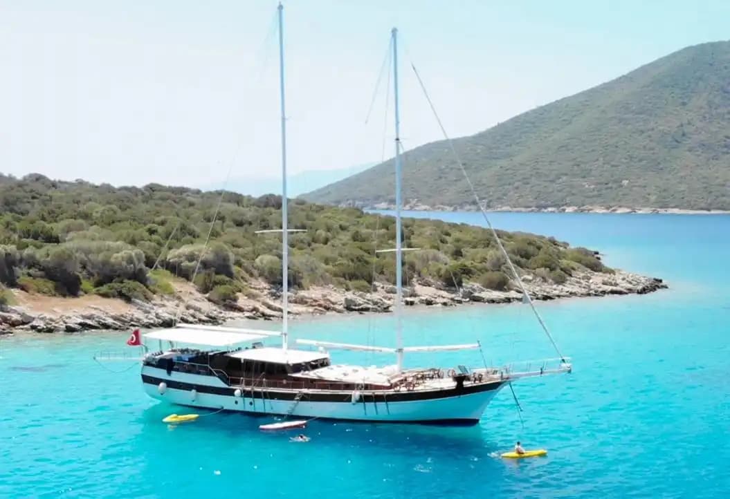 Bodrum'da 30m Ketch Gulet Kiralama | 9 Kabin 20 Kişilik Mavi Yolculuk - Yatta Bekarlığa Veda