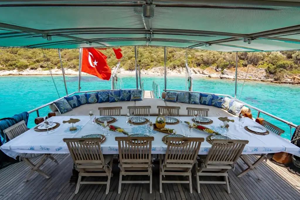 Bodrum'da 30m Ketch Gulet Kiralama | 9 Kabin 20 Kişilik Mavi Yolculuk 4