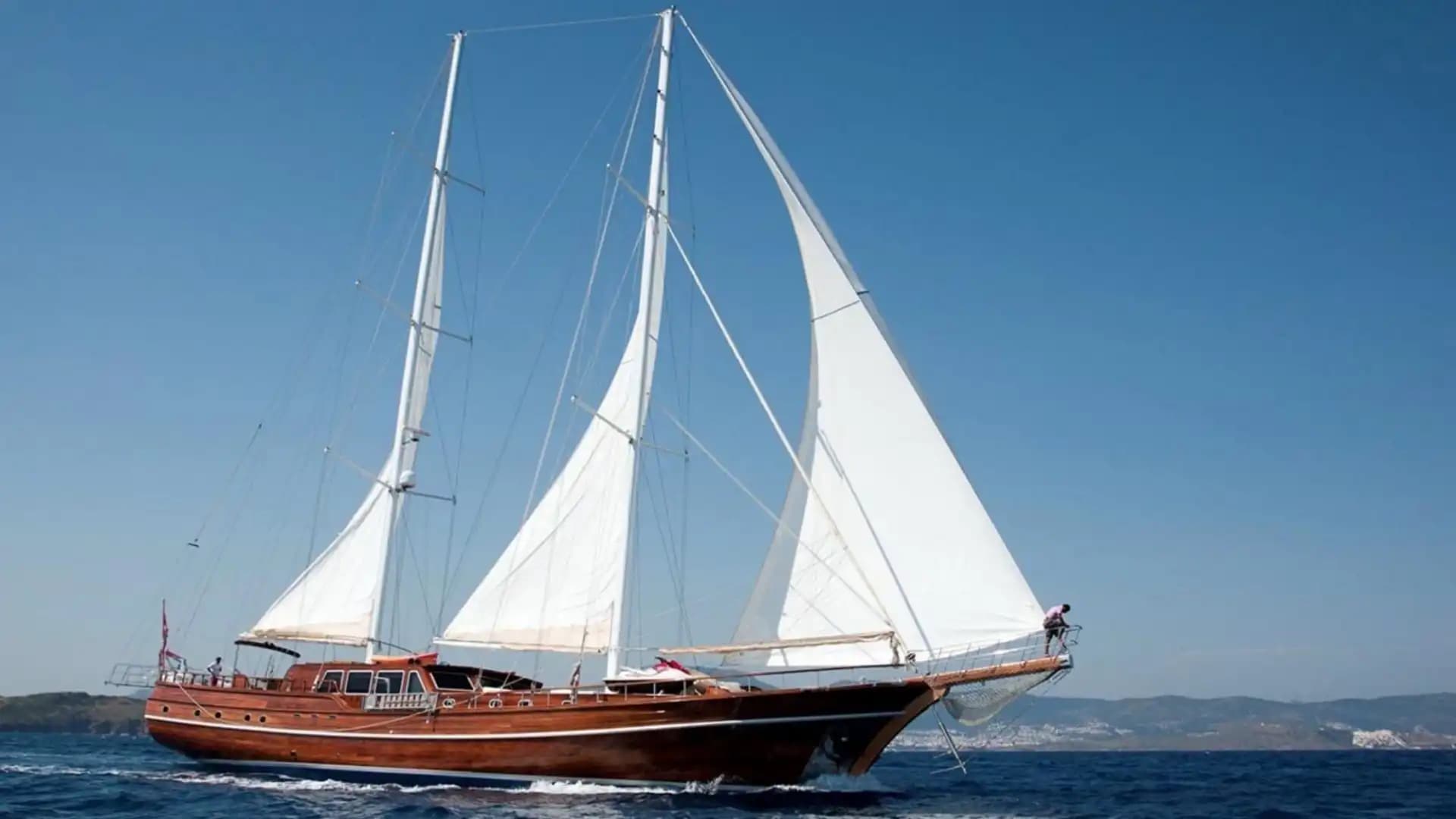 Bodrum'da 36m Lüks Gulet Kiralama | 6 Kabin 12 Kişi 7/24 Klimalı Charter - Teknede Parti