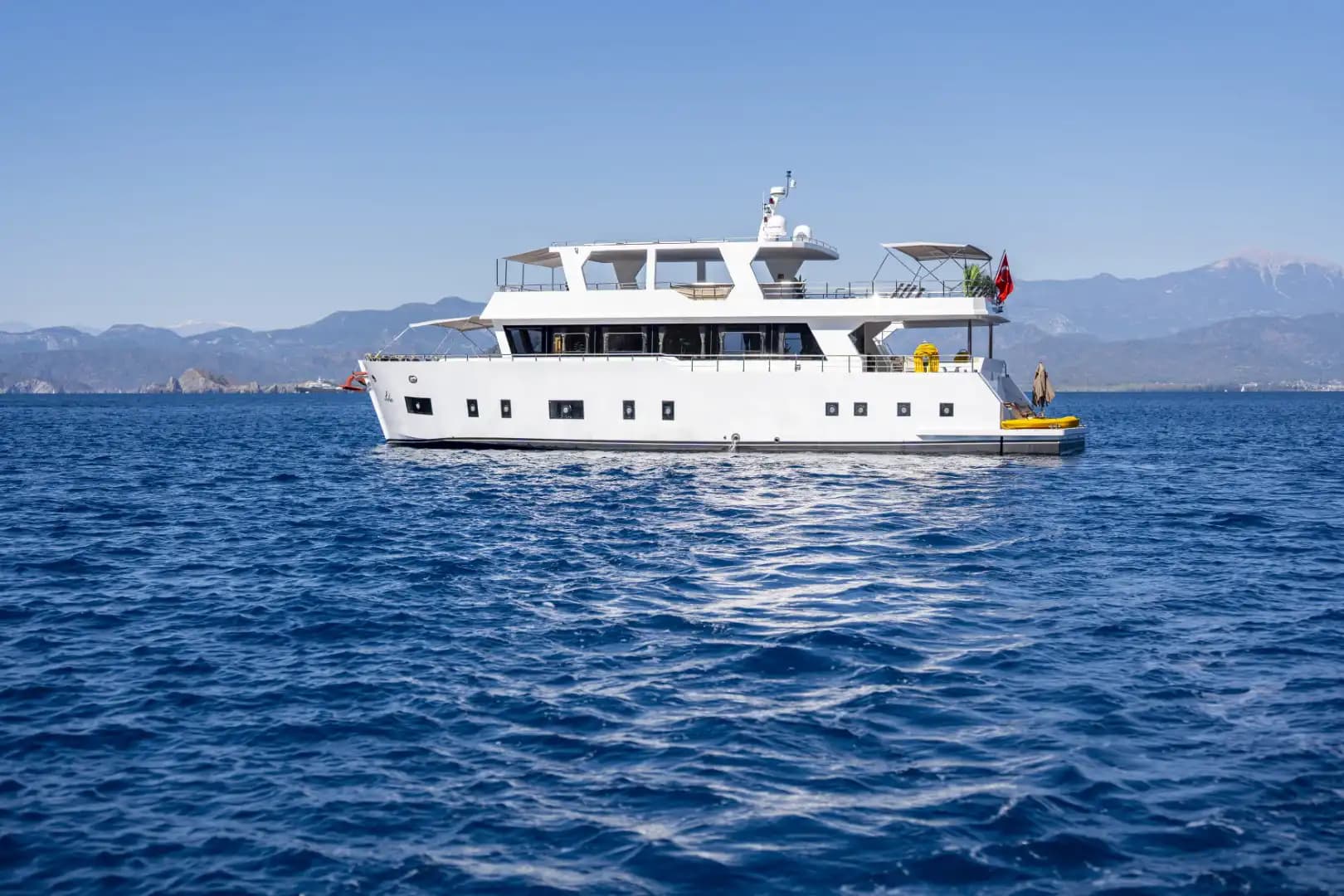2025 Yapımı Yepyeni Lüks Trawler: Üst Güverte Master Kabin ve Geniş 17