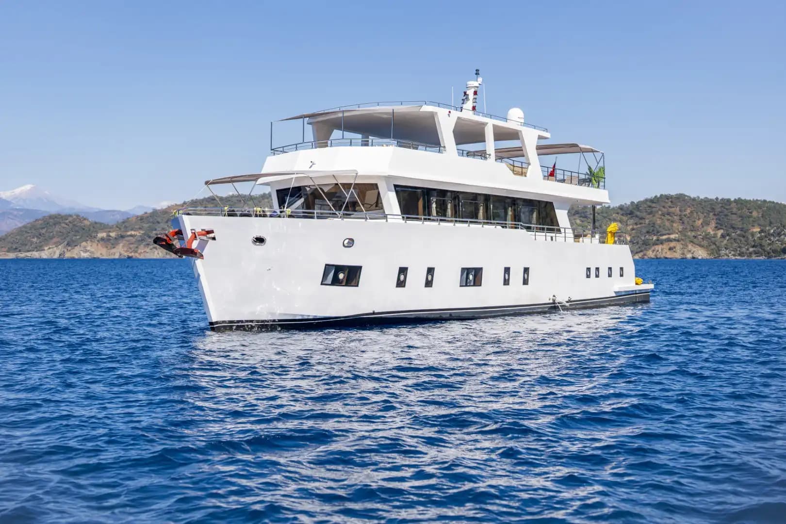 2025 Yapımı Yepyeni Lüks Trawler: Üst Güverte Master Kabin ve Geniş 15