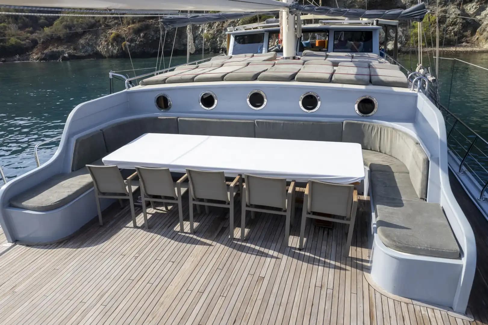 Kalabalık Gruplar İçin İdeal: 36 Metre, 18 Kişilik Lüks Gulet (8 Kabin) 19