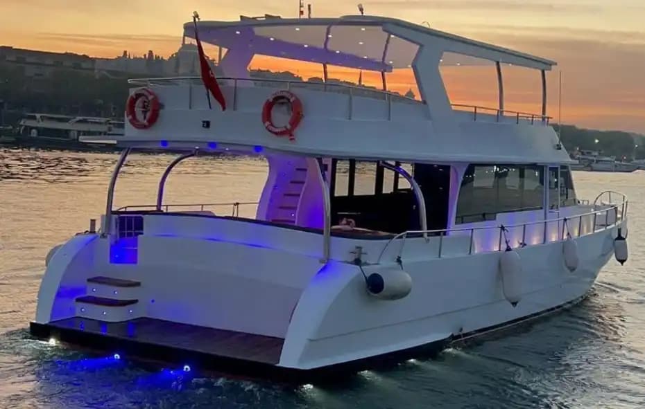 35 Kişilik VIP Motoryat ile Evlilik Tekliflerinden Kutlamalara Unutulmaz Anlar 3