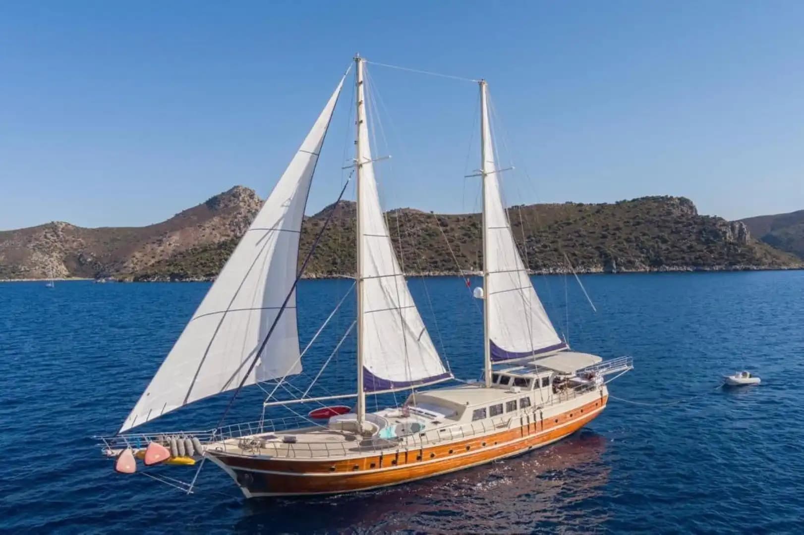 Marmaris'te 7 Metre Genişliğinde, 6 Kabinli Gulet ile Rahat Konaklama - Yatta Evlilik Yıldönümü
