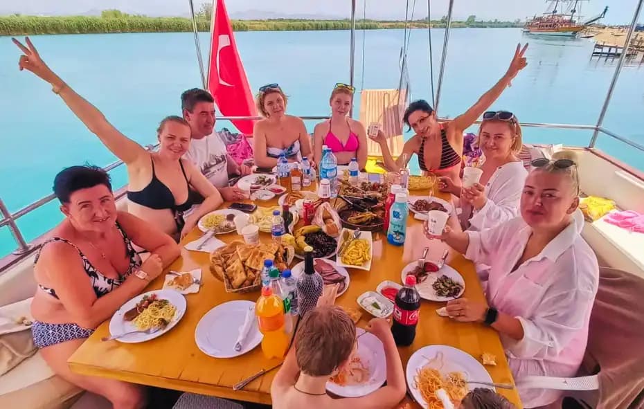 Side'de Lüks ve Eğlenceyi Buluşturan 25 Kişilik Özel Yapım Tekne