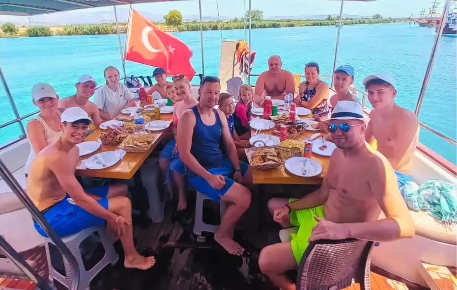 Side'de Lüks ve Eğlenceyi Buluşturan 25 Kişilik Özel Yapım Tekne 5
