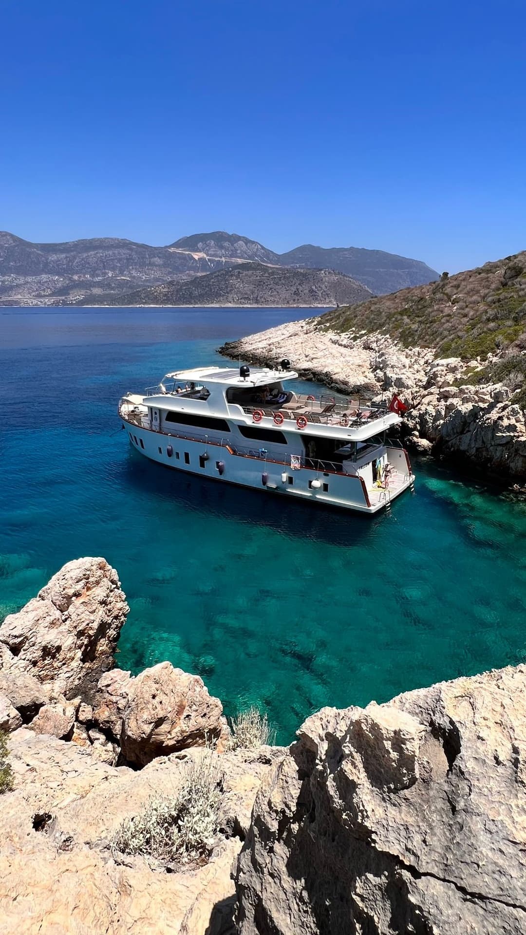 Kalkan’ın Turkuaz Sularında 50 Kişilik Lüks 24 Metrelik Motoryat ile Unutulmaz Bir Davet Deneyimi