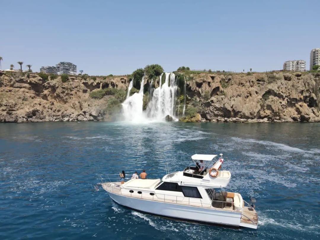 Antalya Kundu’da, 14 Metre Uzunluğunda, 12 Kişilik Özel Yapım Şık ve Modern Tekne
