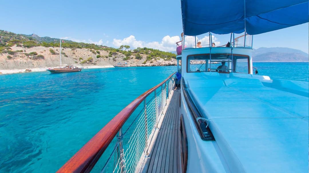Kalkan'ın Turkuaz Sularında 12 Kişilik Lüks 13 Metrelik Tekne ile Tüm Gün Kiralama, Günbatımı Turu, Kalkan Koyları Turu, Yatta Evlilik Teklifi, Yatta Doğum Günü ve Yatta Bekarlığa Veda